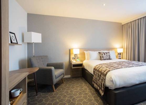 Holiday Inn ELLESMERE PORT - CHESHIRE OAKS by IHG 1