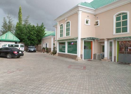 B's Hive Hotel & Suites 1