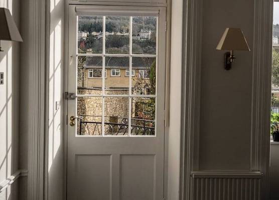 Garden Flat Apartment in Grosvenor Place 1