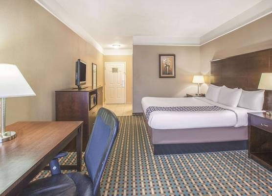 La Quinta by Wyndham Bay City 1