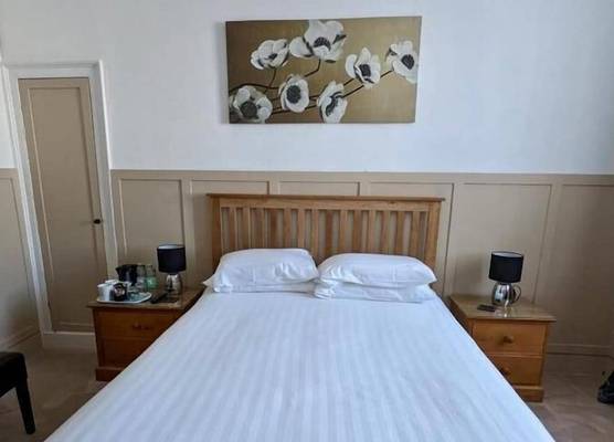 Helmsman Guesthouse 1