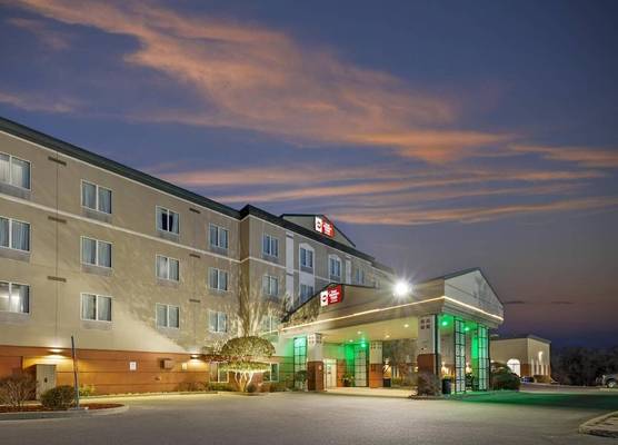 Best Western Plus Pembina Inn & Suites 1