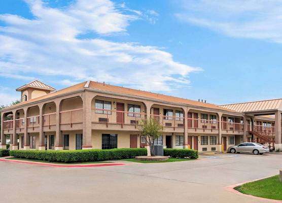 Super 8 by Wyndham Grand Prairie Southwest 1