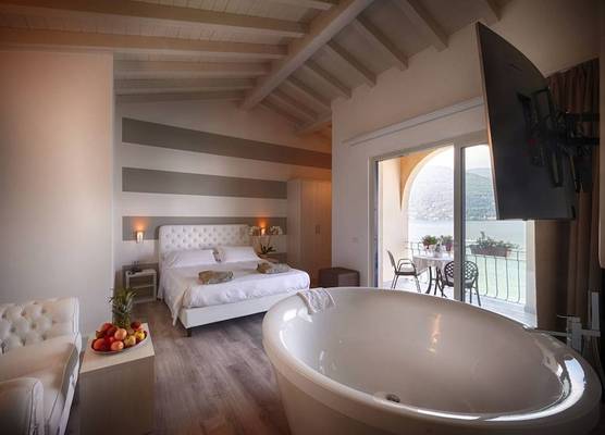 Bella Hotel & Restaurant with private dock for mooring boats 1