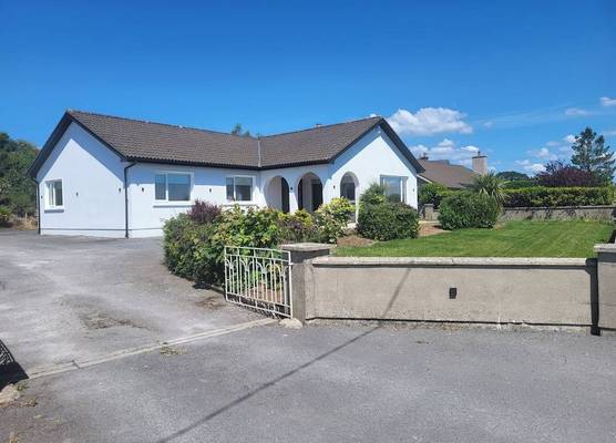 Luxurious 4-Bed House in Tipperary Town 1