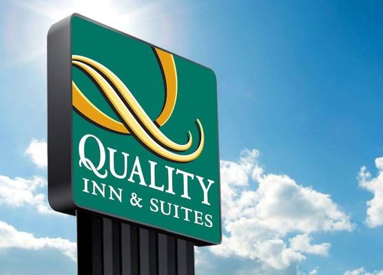 Quality Inn & Suites Woodstock near Lake Geneva 1