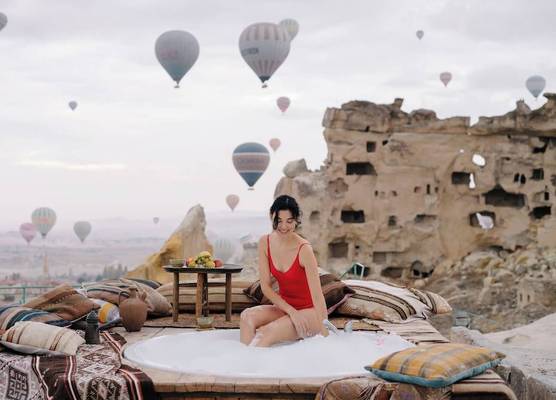 Seki Cave Hotel, Wake Up to Hot Air Balloons 1