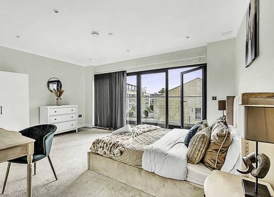 Beautiful Abode In Brentford 1