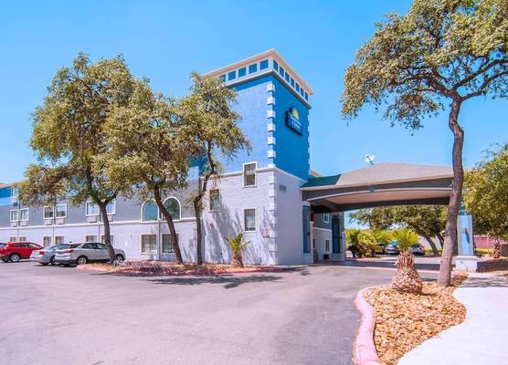 Days Inn & Suites by Wyndham San Antonio North/Stone Oak 1