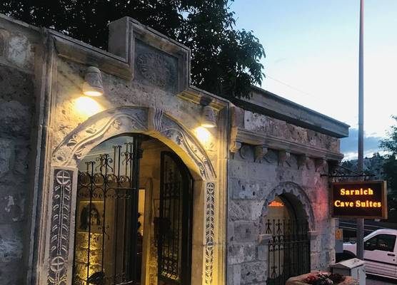 Sarnich Cave Suites 1