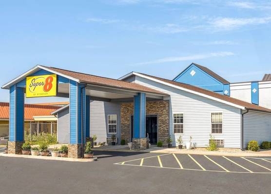 Super 8 by Wyndham Fort Wayne 1