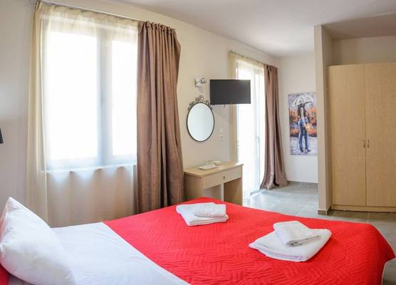 LUX Hotel 5 mins walk from port of Piraeus and metro station 1
