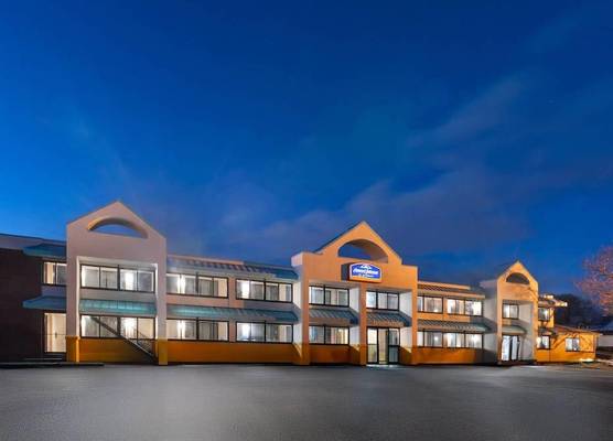 Howard Johnson by Wyndham Malden Boston Area 1