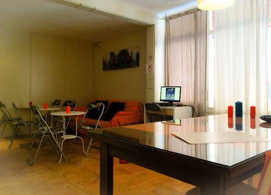 Barcelona City Street Hostal 1