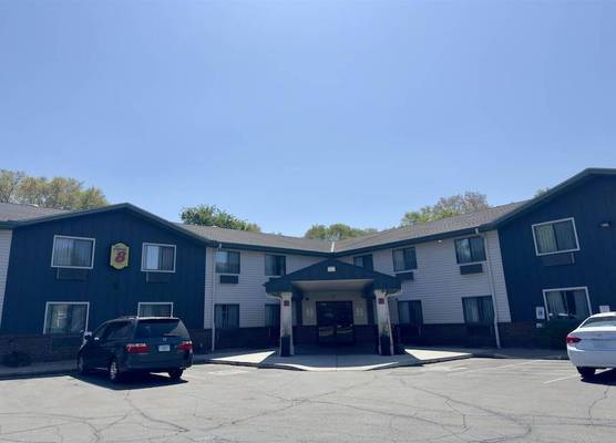 Super 8 by Wyndham Shakopee 1