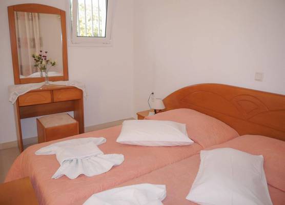 Tria Adelphia 1