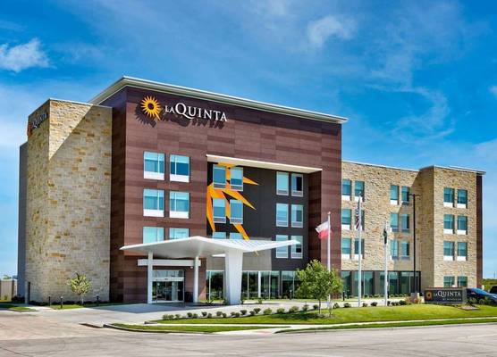La Quinta Inn & Suites by Wyndham Terrell 1