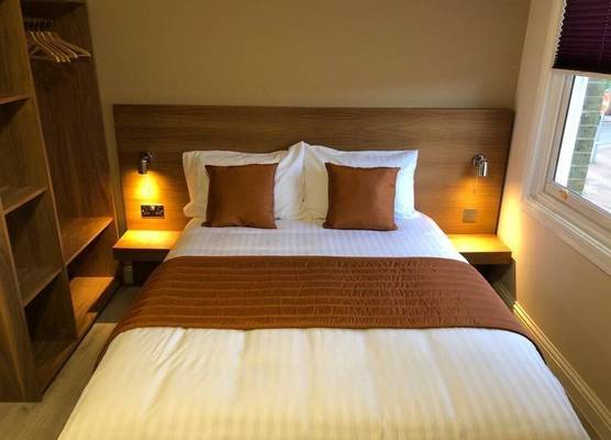 Eagle Hotel Luton Airport 1