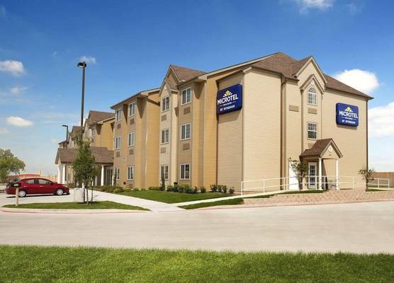 Microtel Inn & Suites by Wyndham Kenedy/Karnes City 1