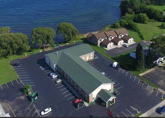 Econo Lodge Menomonie On The Bay 1