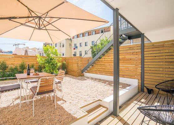 Wood Wall & Garden Apartment 1