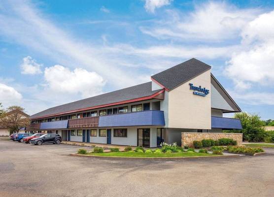 Travelodge by Wyndham Peoria 1