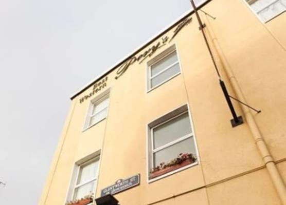 Pery's Hotel 1