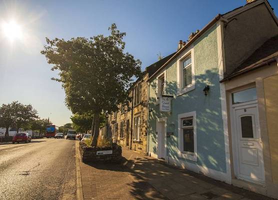 Irvine Riverside Guesthouse 1