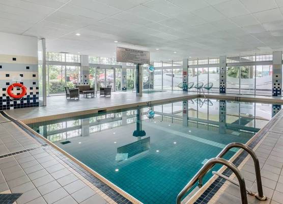 Super 8 by Wyndham Macleod Trail Calgary 1