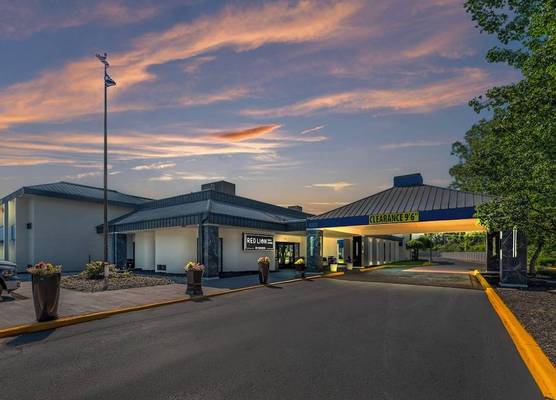 Red Lion Inn & Suites Kansas City 1
