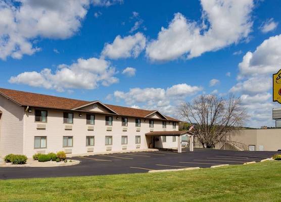 Super 8 by Wyndham Decorah 1