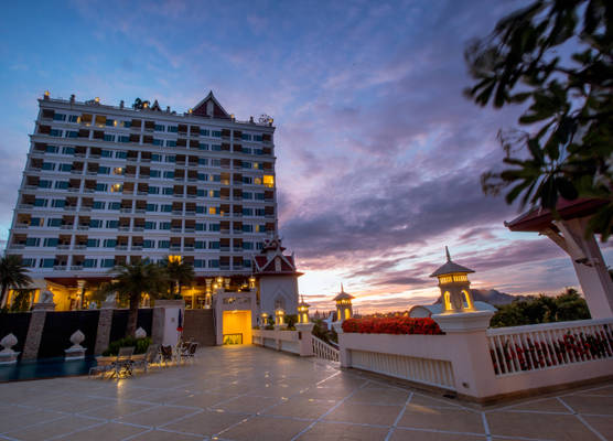 Grand Pacific Sovereign Resort & Spa 1