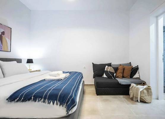 Modern Studio l King Bed & Work Corner 1
