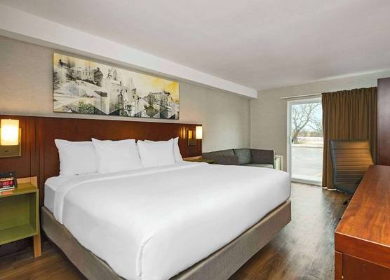 Comfort Inn Cambridge - Highway 401 1