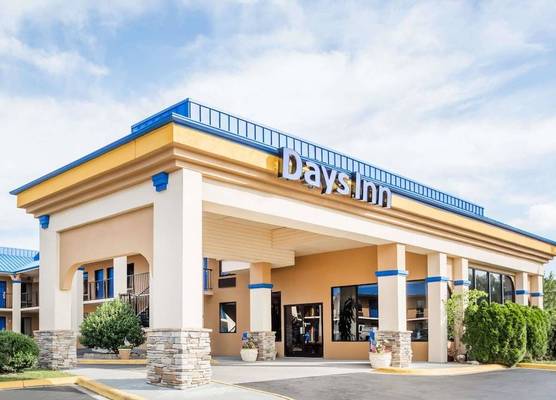 Days Inn by Wyndham Hendersonville 1