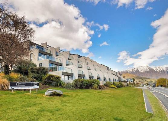 Copthorne Hotel and Apartments Queenstown Lakeview 1