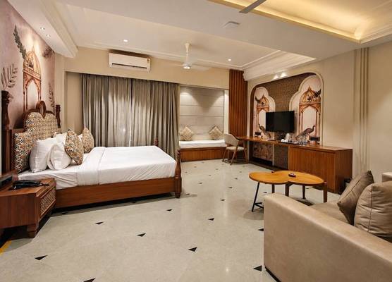 The Luxury Tiger at Lake Pichola 1
