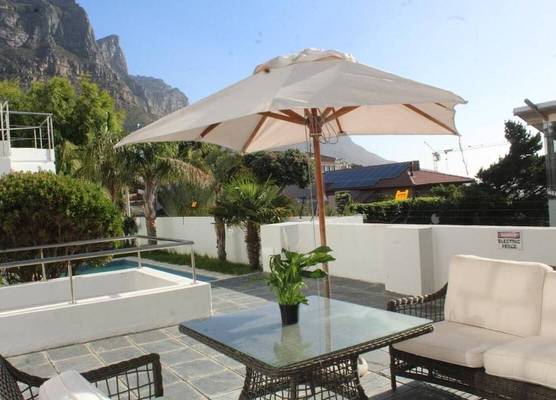 Cozy Camps Bay House with mountain and sea view 1