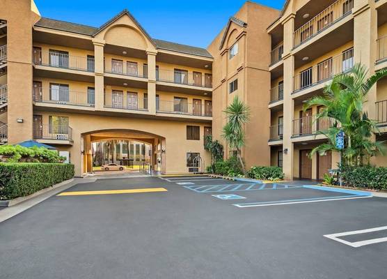 Howard Johnson by Wyndham Pasadena 1