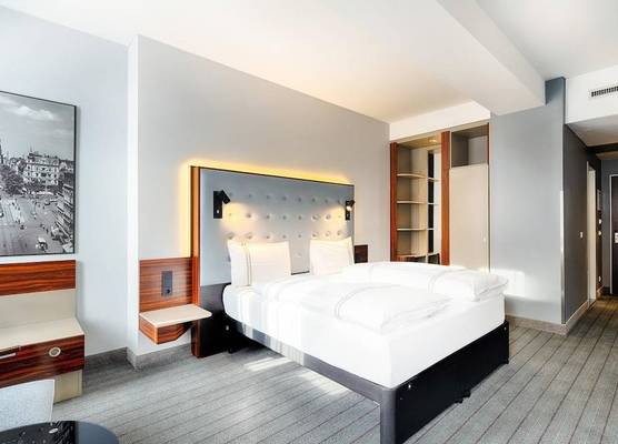 Premier Inn Köln City Mediapark 1