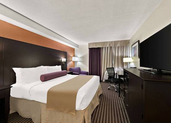 Best Western Plus Toronto North York Hotel & Suites 1