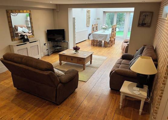 Large 2-bed House Derbyshire off Chatsworth rd 1