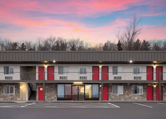 Super 8 by Wyndham Hazleton 1