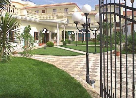 Unico Serrone Palace 1