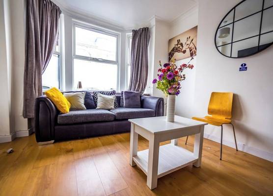 Ensuite1 Woodhouse private bath 2kitchen 1