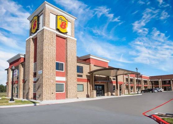 Super 8 by Wyndham Humble Houston Fallcreek 1