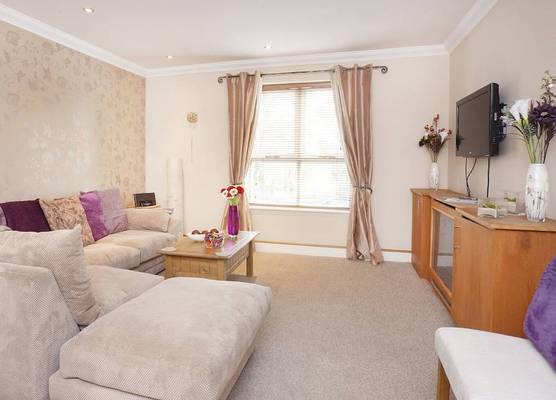 Riverbank View Three Bedroom Apartment with Free Parking 1