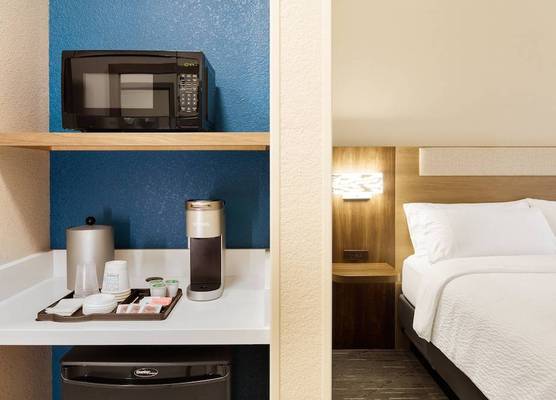 Holiday Inn Express & Suites TERRE HAUTE by IHG 1
