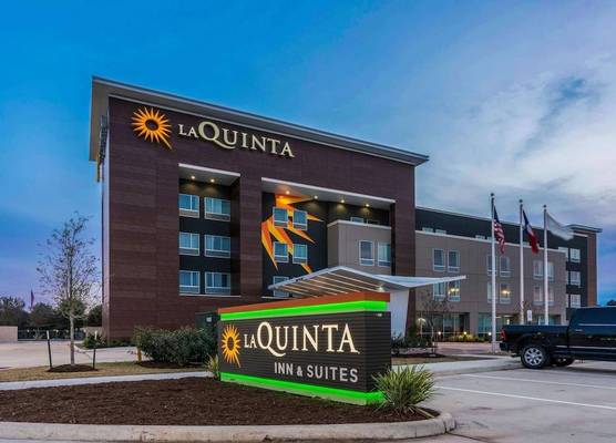La Quinta Inn and Suites by Wyndham Houston Spring South 1