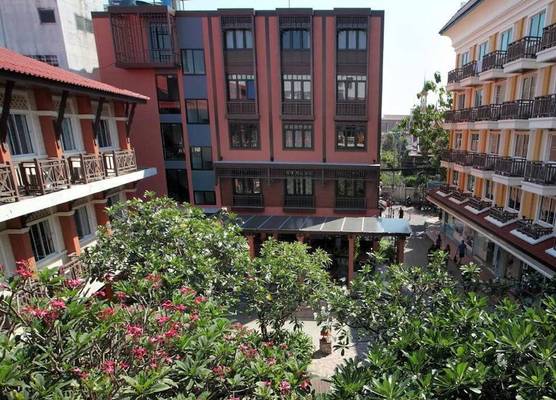 Rambuttri Village Plaza 1